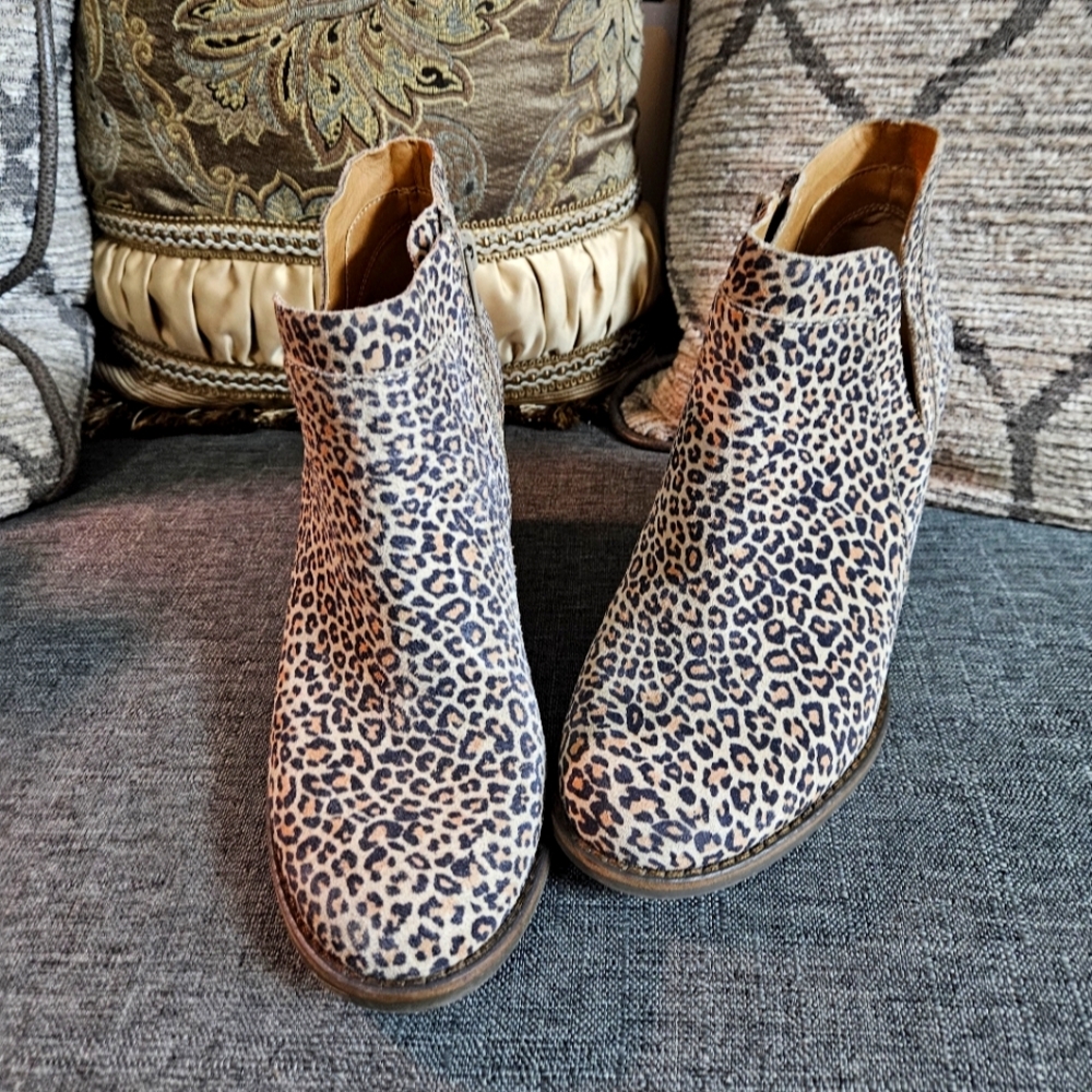 Lucky Brand zip booties size 6m- cheetah print
